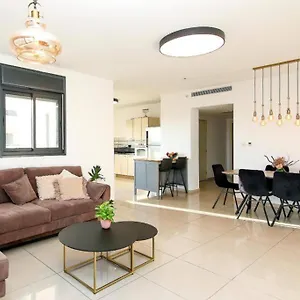 Spacious 2br With Private Balcony, Free Parking * Jerusalem