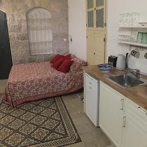 דירה דירת אבן עתיקה במרכז *